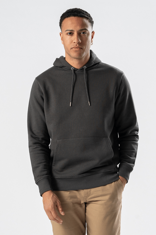 Onze herensweatshirt met capuchon in donkergrijs is perfect voor zowel casual dagen als actieve avonturen. Deze hoodie is gemaakt van een combinatie van 70% katoen en 30% polyester en biedt comfort en duurzaamheid. Ideaal als laagje of als stijlvol zelfstandig exemplaar.