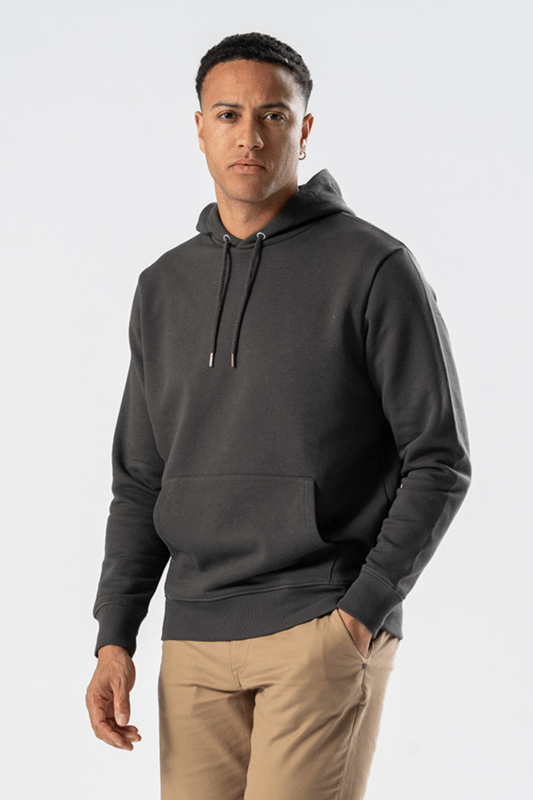 Onze herensweatshirt met capuchon in donkergrijs is perfect voor zowel casual dagen als actieve avonturen. Deze hoodie is gemaakt van een combinatie van 70% katoen en 30% polyester en biedt comfort en duurzaamheid. Ideaal als laagje of als stijlvol zelfstandig exemplaar.