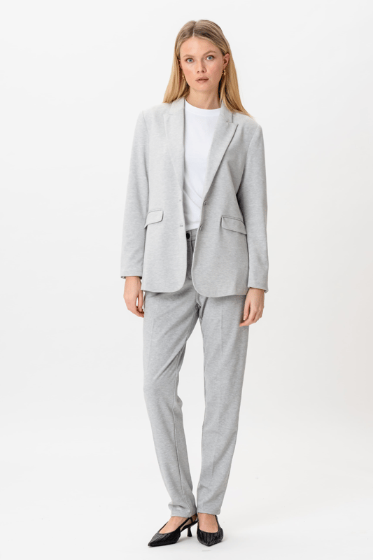 Experimente la elegancia y la comodidad con nuestra Performance Blazer en gris claro, diseñada especialmente para mujeres que no comprometen el estilo. Este blazer de TeeShoppen está confeccionado con una mezcla avanzada de tejidos que garantiza un ajuste excelente y retención de la forma durante todo el día. Con 75% poliéster, 22% viscosa y 3% elastano, combina durabilidad con flexibilidad, perfecta tanto para la oficina como para después del trabajo. El tono gris claro añade un sutil toque de clase a cualquier conjunto, haciéndolo ideal para cualquier ocasión. Los detalles perfectos y la meticulosa artesanía garantizan que puedas usar esta chaqueta con orgullo y confianza. Haz que el Performance Blazer en Light Grey forme parte de tu guardarropa y experimenta una nueva dimensión de estilo y comodidad todos los días.