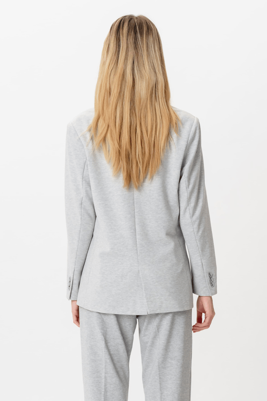 Experimente la elegancia y la comodidad con nuestra Performance Blazer en gris claro, diseñada especialmente para mujeres que no comprometen el estilo. Este blazer de TeeShoppen está confeccionado con una mezcla avanzada de tejidos que garantiza un ajuste excelente y retención de la forma durante todo el día. Con 75% poliéster, 22% viscosa y 3% elastano, combina durabilidad con flexibilidad, perfecta tanto para la oficina como para después del trabajo. El tono gris claro añade un sutil toque de clase a cualquier conjunto, haciéndolo ideal para cualquier ocasión. Los detalles perfectos y la meticulosa artesanía garantizan que puedas usar esta chaqueta con orgullo y confianza. Haz que el Performance Blazer en Light Grey forme parte de tu guardarropa y experimenta una nueva dimensión de estilo y comodidad todos los días.