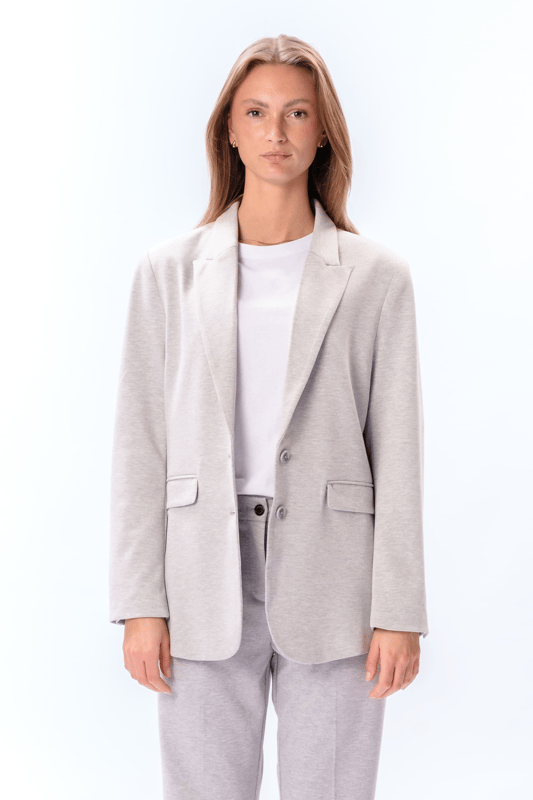 Experimente la elegancia y la comodidad con nuestra Performance Blazer en gris claro, diseñada especialmente para mujeres que no comprometen el estilo. Este blazer de TeeShoppen está confeccionado con una mezcla avanzada de tejidos que garantiza un ajuste excelente y retención de la forma durante todo el día. Con 75% poliéster, 22% viscosa y 3% elastano, combina durabilidad con flexibilidad, perfecta tanto para la oficina como para después del trabajo. El tono gris claro añade un sutil toque de clase a cualquier conjunto, haciéndolo ideal para cualquier ocasión. Los detalles perfectos y la meticulosa artesanía garantizan que puedas usar esta chaqueta con orgullo y confianza. Haz que el Performance Blazer en Light Grey forme parte de tu guardarropa y experimenta una nueva dimensión de estilo y comodidad todos los días.