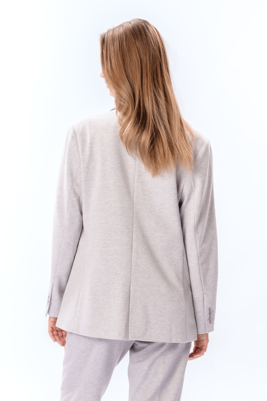 Experimente la elegancia y la comodidad con nuestra Performance Blazer en gris claro, diseñada especialmente para mujeres que no comprometen el estilo. Este blazer de TeeShoppen está confeccionado con una mezcla avanzada de tejidos que garantiza un ajuste excelente y retención de la forma durante todo el día. Con 75% poliéster, 22% viscosa y 3% elastano, combina durabilidad con flexibilidad, perfecta tanto para la oficina como para después del trabajo. El tono gris claro añade un sutil toque de clase a cualquier conjunto, haciéndolo ideal para cualquier ocasión. Los detalles perfectos y la meticulosa artesanía garantizan que puedas usar esta chaqueta con orgullo y confianza. Haz que el Performance Blazer en Light Grey forme parte de tu guardarropa y experimenta una nueva dimensión de estilo y comodidad todos los días.