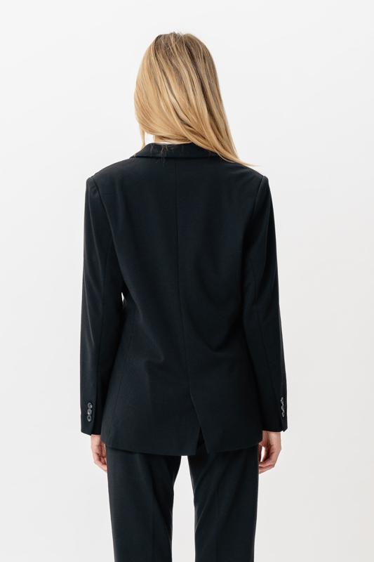 Este Performance Blazer en azul marino es la elección perfecta para las mujeres modernas que desean combinar estilo y comodidad. Está confeccionado para un ajuste perfecto que acentúa tu silueta manteniendo la libertad de movimiento. Diseñado con 75% poliéster, 22% viscosa y 3% elastano, el blazer garantiza una experiencia de uso duradera y cómoda. Este diseño atemporal lo hace adecuado tanto para ocasiones laborales como sociales. Combina la chaqueta con un par de pantalones o un vestido para un look elegante. Es una adición esencial a tu guardarropa, ya que ofrece versatilidad y un aspecto moderno y elegante.
