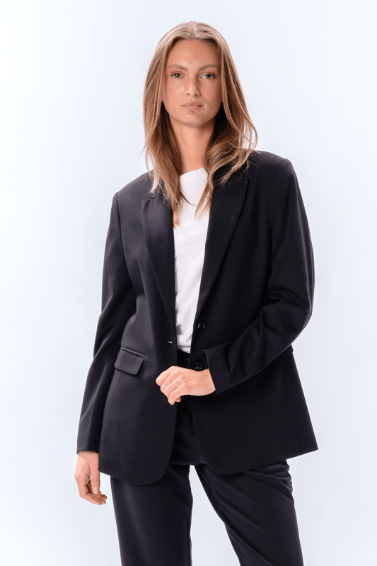 Este Performance Blazer en azul marino es la elección perfecta para las mujeres modernas que desean combinar estilo y comodidad. Está confeccionado para un ajuste perfecto que acentúa tu silueta manteniendo la libertad de movimiento. Diseñado con 75% poliéster, 22% viscosa y 3% elastano, el blazer garantiza una experiencia de uso duradera y cómoda. Este diseño atemporal lo hace adecuado tanto para ocasiones laborales como sociales. Combina la chaqueta con un par de pantalones o un vestido para un look elegante. Es una adición esencial a tu guardarropa, ya que ofrece versatilidad y un aspecto moderno y elegante.