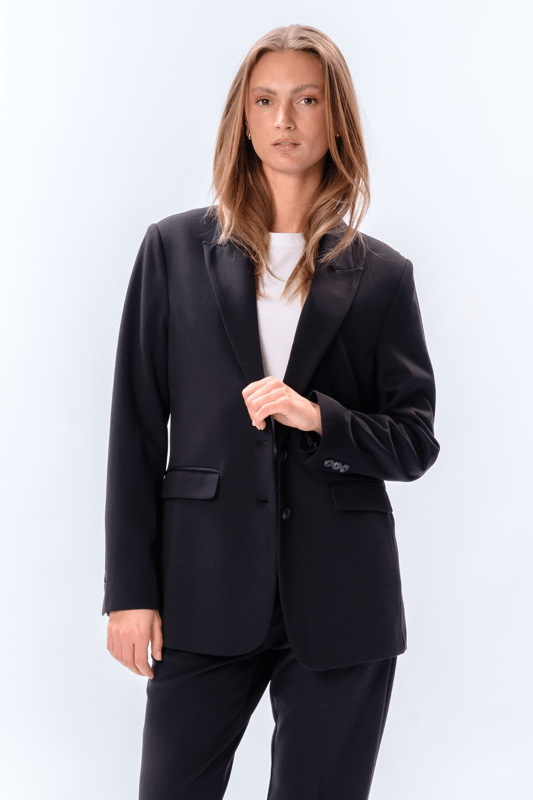 Este Performance Blazer en azul marino es la elección perfecta para las mujeres modernas que desean combinar estilo y comodidad. Está confeccionado para un ajuste perfecto que acentúa tu silueta manteniendo la libertad de movimiento. Diseñado con 75% poliéster, 22% viscosa y 3% elastano, el blazer garantiza una experiencia de uso duradera y cómoda. Este diseño atemporal lo hace adecuado tanto para ocasiones laborales como sociales. Combina la chaqueta con un par de pantalones o un vestido para un look elegante. Es una adición esencial a tu guardarropa, ya que ofrece versatilidad y un aspecto moderno y elegante.