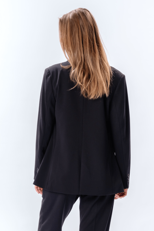 Este Performance Blazer en azul marino es la elección perfecta para las mujeres modernas que desean combinar estilo y comodidad. Está confeccionado para un ajuste perfecto que acentúa tu silueta manteniendo la libertad de movimiento. Diseñado con 75% poliéster, 22% viscosa y 3% elastano, el blazer garantiza una experiencia de uso duradera y cómoda. Este diseño atemporal lo hace adecuado tanto para ocasiones laborales como sociales. Combina la chaqueta con un par de pantalones o un vestido para un look elegante. Es una adición esencial a tu guardarropa, ya que ofrece versatilidad y un aspecto moderno y elegante.