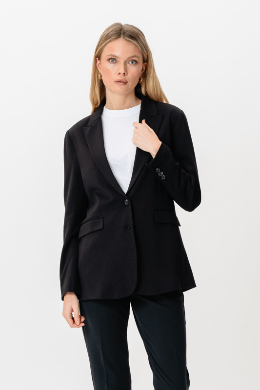 Experimente el estilo y la comodidad con nuestro Performance Blazer - Negro para mujer. Perfecta tanto para la oficina como para el tiempo libre, esta chaqueta combina elegancia con funcionalidad. Fabricado con materiales de primera calidad, garantiza un ajuste elegante y una calidad duradera. Actualiza tu guardarropa con esta pieza imprescindible y causa impresión sin importar la ocasión.