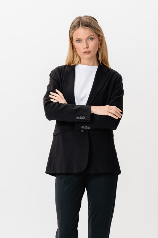 Experimente el estilo y la comodidad con nuestro Performance Blazer - Negro para mujer. Perfecta tanto para la oficina como para el tiempo libre, esta chaqueta combina elegancia con funcionalidad. Fabricado con materiales de primera calidad, garantiza un ajuste elegante y una calidad duradera. Actualiza tu guardarropa con esta pieza imprescindible y causa impresión sin importar la ocasión.