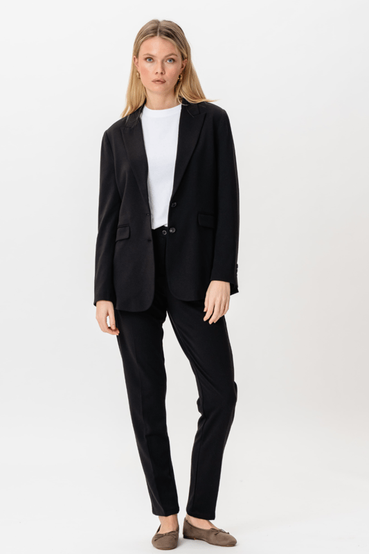 Experimente el estilo y la comodidad con nuestro Performance Blazer - Negro para mujer. Perfecta tanto para la oficina como para el tiempo libre, esta chaqueta combina elegancia con funcionalidad. Fabricado con materiales de primera calidad, garantiza un ajuste elegante y una calidad duradera. Actualiza tu guardarropa con esta pieza imprescindible y causa impresión sin importar la ocasión.