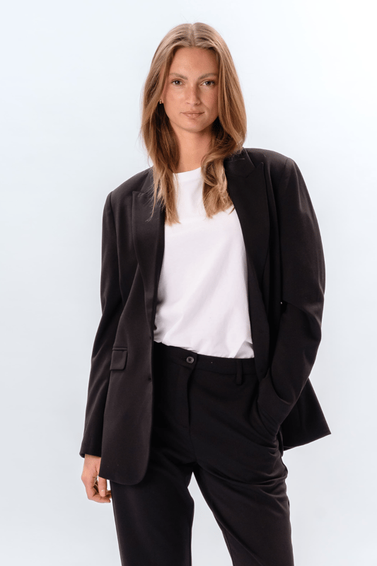 Experimente el estilo y la comodidad con nuestro Performance Blazer - Negro para mujer. Perfecta tanto para la oficina como para el tiempo libre, esta chaqueta combina elegancia con funcionalidad. Fabricado con materiales de primera calidad, garantiza un ajuste elegante y una calidad duradera. Actualiza tu guardarropa con esta pieza imprescindible y causa impresión sin importar la ocasión.