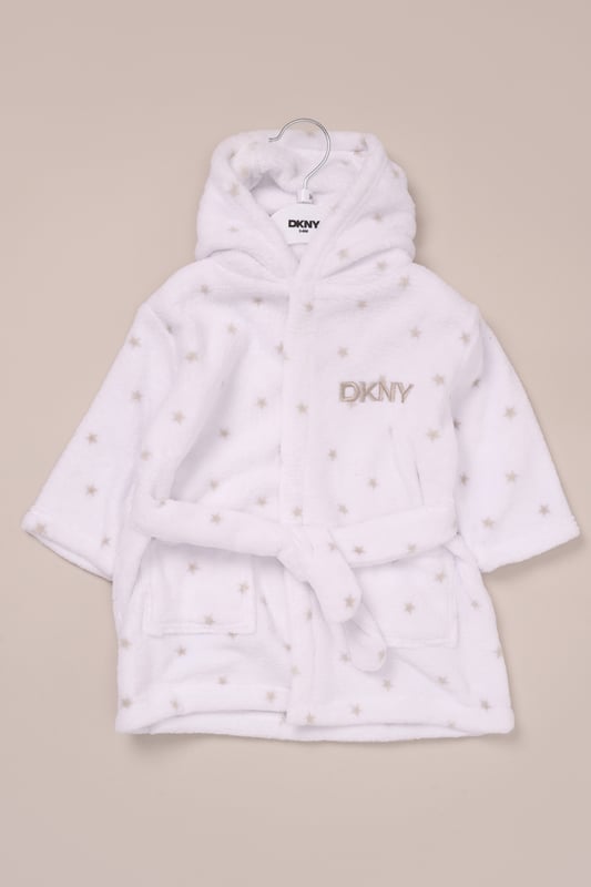 Add a layer of comfort to little ones’ routines with this soft fleece robe from DKNY. Made from lightweight coral fleece, it’s just right for Spring mornings or after-bath cuddles. The relaxed fit and tie belt make it easy to slip on and off—perfect for daily use.