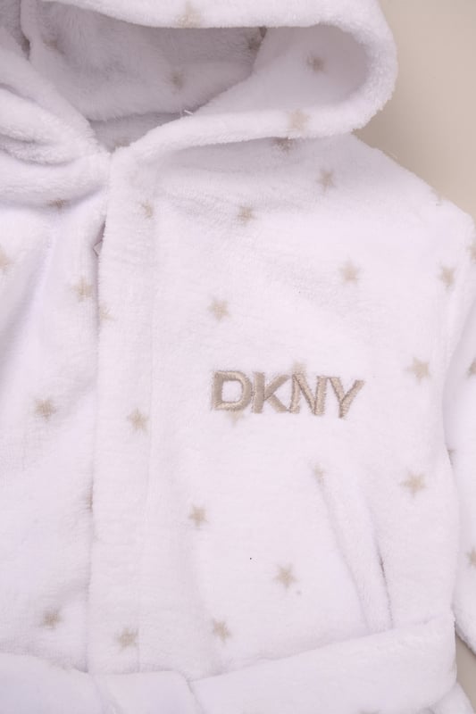 Add a layer of comfort to little ones’ routines with this soft fleece robe from DKNY. Made from lightweight coral fleece, it’s just right for Spring mornings or after-bath cuddles. The relaxed fit and tie belt make it easy to slip on and off—perfect for daily use.