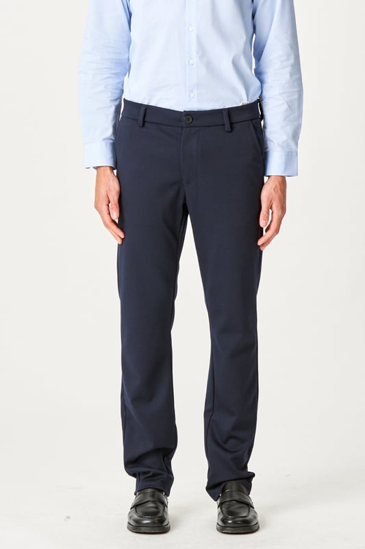 Erleben Sie Komfort und Stil mit der The Original Performance Pants (Regular) – Navy für Herren. Diese Hose ist so konzipiert, dass sie sowohl Leistung als auch Eleganz bietet. Mit ihrem eleganten und modernen Look eignen sie sich sowohl für den Alltag als auch für besondere Anlässe. Sie bestehen aus einer Mischung aus Polyester, Viskose und Elasthan und sorgen den ganzen Tag über für ein angenehmes Tragegefühl. Egal, ob Sie im Büro oder in der Stadt sind, mit dieser Hose sehen Sie ganz einfach gut aus und fühlen sich noch besser.