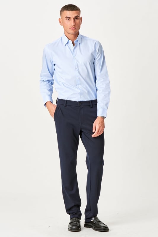 Erleben Sie Komfort und Stil mit der The Original Performance Pants (Regular) – Navy für Herren. Diese Hose ist so konzipiert, dass sie sowohl Leistung als auch Eleganz bietet. Mit ihrem eleganten und modernen Look eignen sie sich sowohl für den Alltag als auch für besondere Anlässe. Sie bestehen aus einer Mischung aus Polyester, Viskose und Elasthan und sorgen den ganzen Tag über für ein angenehmes Tragegefühl. Egal, ob Sie im Büro oder in der Stadt sind, mit dieser Hose sehen Sie ganz einfach gut aus und fühlen sich noch besser.