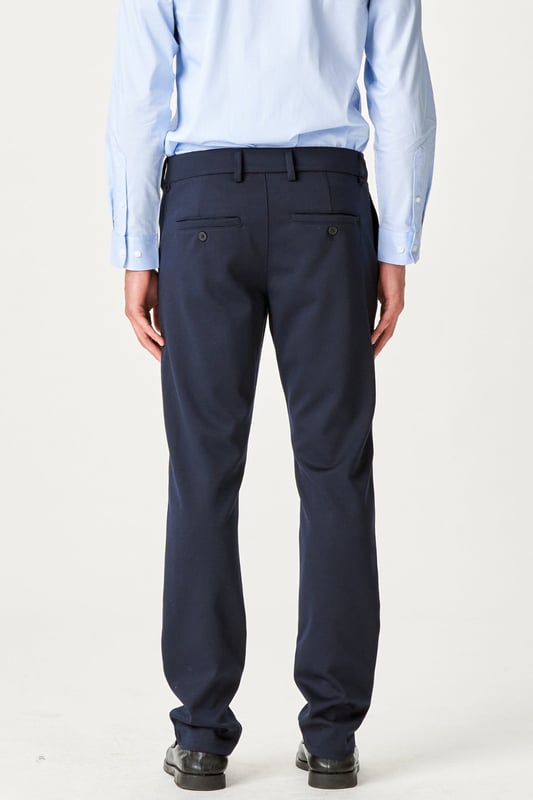 Erleben Sie Komfort und Stil mit der The Original Performance Pants (Regular) – Navy für Herren. Diese Hose ist so konzipiert, dass sie sowohl Leistung als auch Eleganz bietet. Mit ihrem eleganten und modernen Look eignen sie sich sowohl für den Alltag als auch für besondere Anlässe. Sie bestehen aus einer Mischung aus Polyester, Viskose und Elasthan und sorgen den ganzen Tag über für ein angenehmes Tragegefühl. Egal, ob Sie im Büro oder in der Stadt sind, mit dieser Hose sehen Sie ganz einfach gut aus und fühlen sich noch besser.