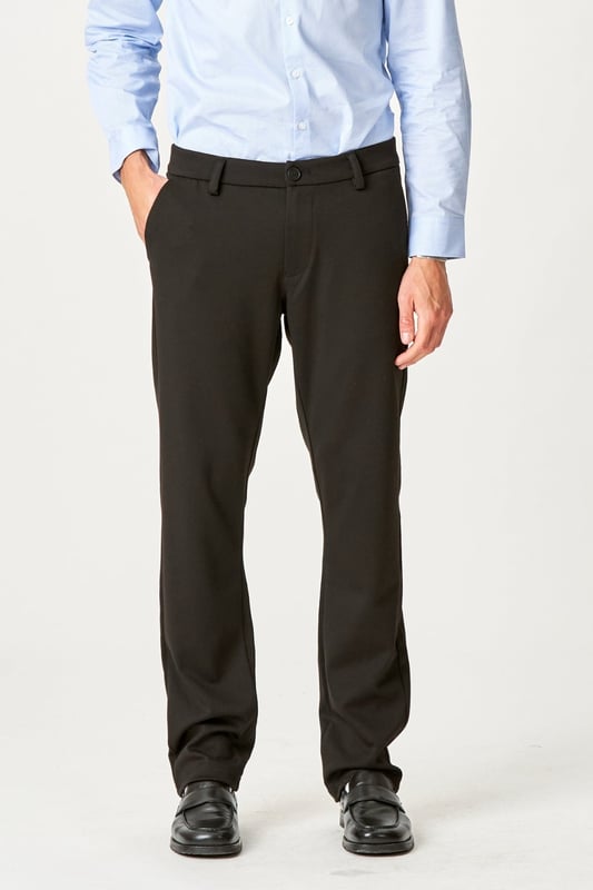 Erleben Sie Komfort und Stil mit der Original Performance Hose in Schwarz. Diese Hose ist für Männer konzipiert, die maximale Leistung und Eleganz suchen, sei es im Beruf oder in der Freizeit. Hergestellt aus einer einzigartigen Mischung aus 75 % Polyester, 22 % Viskose und 3 % Elasthan, die Flexibilität und Haltbarkeit gewährleistet. Das zeitlose schwarze Design passt zu jeder Garderobe, während die reguläre Länge für eine klassische Silhouette sorgt. Perfekt für den modernen Mann, der weder bei Komfort noch Stil Kompromisse eingehen möchte.