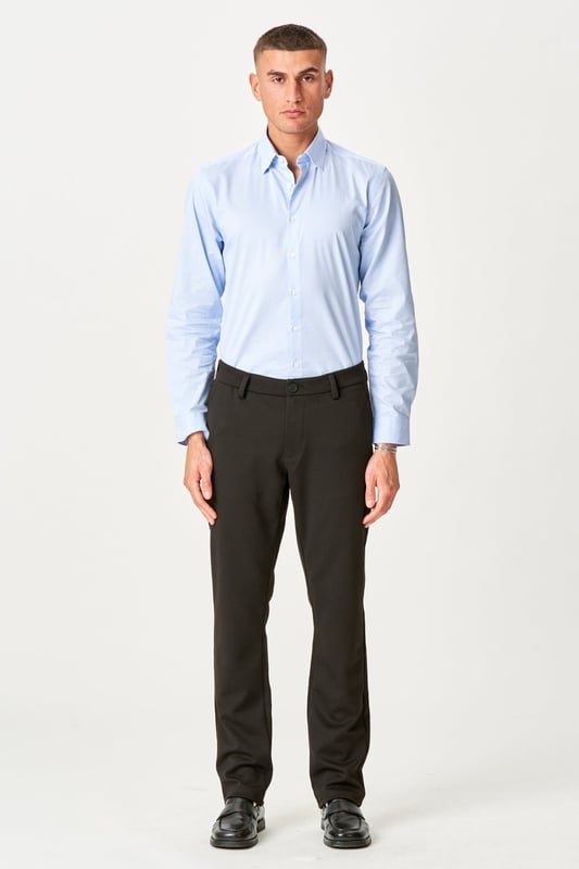 Erleben Sie Komfort und Stil mit der Original Performance Hose in Schwarz. Diese Hose ist für Männer konzipiert, die maximale Leistung und Eleganz suchen, sei es im Beruf oder in der Freizeit. Hergestellt aus einer einzigartigen Mischung aus 75 % Polyester, 22 % Viskose und 3 % Elasthan, die Flexibilität und Haltbarkeit gewährleistet. Das zeitlose schwarze Design passt zu jeder Garderobe, während die reguläre Länge für eine klassische Silhouette sorgt. Perfekt für den modernen Mann, der weder bei Komfort noch Stil Kompromisse eingehen möchte.