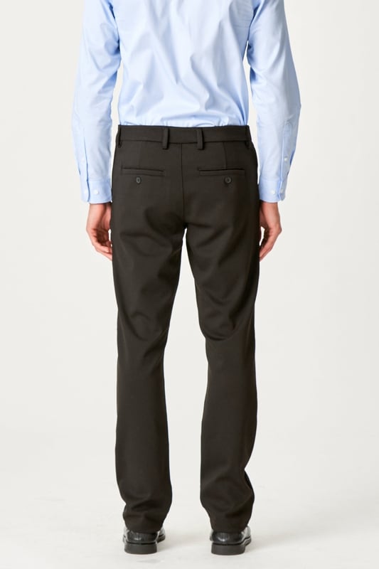 Erleben Sie Komfort und Stil mit der Original Performance Hose in Schwarz. Diese Hose ist für Männer konzipiert, die maximale Leistung und Eleganz suchen, sei es im Beruf oder in der Freizeit. Hergestellt aus einer einzigartigen Mischung aus 75 % Polyester, 22 % Viskose und 3 % Elasthan, die Flexibilität und Haltbarkeit gewährleistet. Das zeitlose schwarze Design passt zu jeder Garderobe, während die reguläre Länge für eine klassische Silhouette sorgt. Perfekt für den modernen Mann, der weder bei Komfort noch Stil Kompromisse eingehen möchte.
