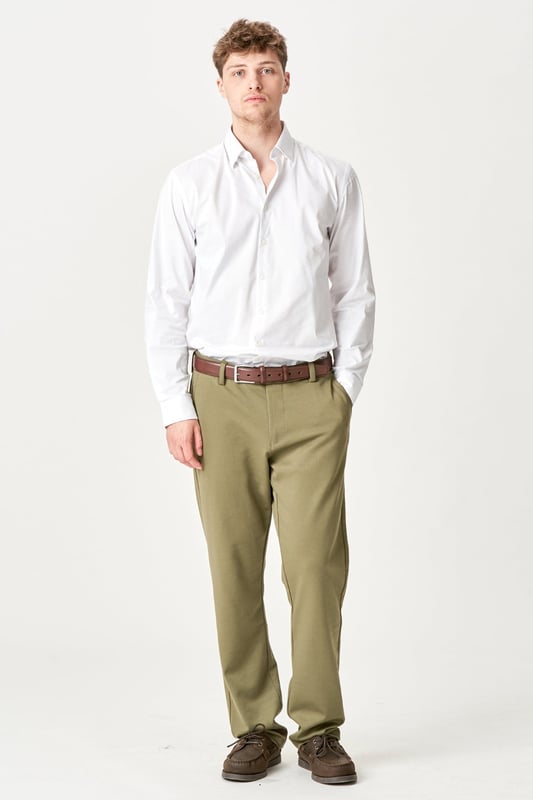 Die Original Performance Pants (Regular) – Olive ist für Männer konzipiert, die sowohl Stil als auch Komfort suchen. Diese Hose vereint Eleganz mit Funktionalität und ist perfekt für jeden Anlass. Sie bestehen aus Materialien, die Flexibilität und Haltbarkeit gewährleisten. Der zeitlose Oliv-Look macht sie zu einem Must-Have in der Herrengarderobe. Mit einer perfekten Passform und einem modernen Schnitt erhalten Männer die Möglichkeit, sich frei zu bewegen, ohne Kompromisse beim Stil einzugehen. Erleben Sie die Kombination aus Mode und Funktionalität mit unseren Performance Pants. Ideal sowohl für das Büro als auch für ungezwungene Freizeittage.