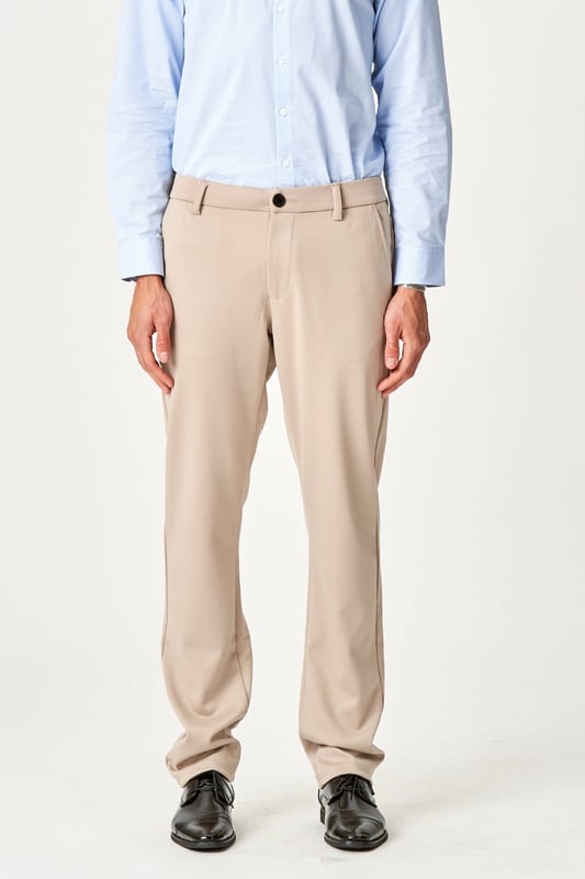 Experimente la impresionante comodidad y estilo de los pantalones Original Performance (Regular) - Arena para hombres. Estos pantalones están diseñados para satisfacer sus demandas tanto para el uso diario como para estilos de vida activos. El tono color arena combina perfectamente con cualquier armario y ofrece una elegancia atemporal. La serie Performance Pants es conocida por su flexibilidad y ajuste excepcionales, lo que garantiza una libertad de movimiento óptima independientemente de la actividad. Con una mezcla de materiales modernos: Poliéster: 75, Viscosa: 22, Elastano: 3, obtienes durabilidad y elasticidad, para que siempre puedas moverte con facilidad. Elige los pantalones Original Performance para tu próxima aventura y disfruta de la combinación perfecta de comodidad y estilo.