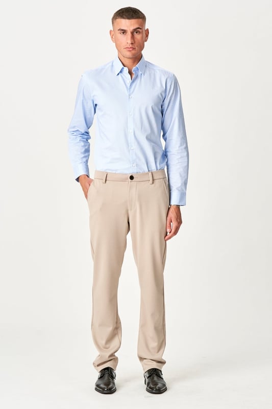 Experimente la impresionante comodidad y estilo de los pantalones Original Performance (Regular) - Arena para hombres. Estos pantalones están diseñados para satisfacer sus demandas tanto para el uso diario como para estilos de vida activos. El tono color arena combina perfectamente con cualquier armario y ofrece una elegancia atemporal. La serie Performance Pants es conocida por su flexibilidad y ajuste excepcionales, lo que garantiza una libertad de movimiento óptima independientemente de la actividad. Con una mezcla de materiales modernos: Poliéster: 75, Viscosa: 22, Elastano: 3, obtienes durabilidad y elasticidad, para que siempre puedas moverte con facilidad. Elige los pantalones Original Performance para tu próxima aventura y disfruta de la combinación perfecta de comodidad y estilo.