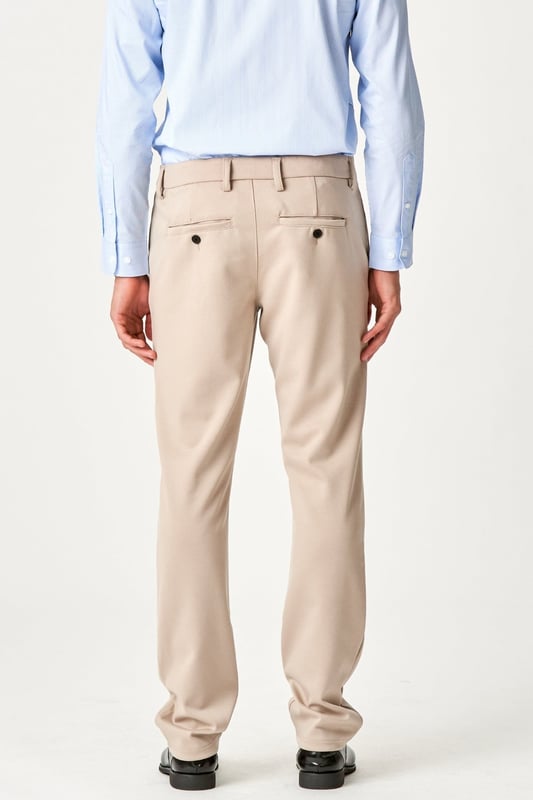 Experimente la impresionante comodidad y estilo de los pantalones Original Performance (Regular) - Arena para hombres. Estos pantalones están diseñados para satisfacer sus demandas tanto para el uso diario como para estilos de vida activos. El tono color arena combina perfectamente con cualquier armario y ofrece una elegancia atemporal. La serie Performance Pants es conocida por su flexibilidad y ajuste excepcionales, lo que garantiza una libertad de movimiento óptima independientemente de la actividad. Con una mezcla de materiales modernos: Poliéster: 75, Viscosa: 22, Elastano: 3, obtienes durabilidad y elasticidad, para que siempre puedas moverte con facilidad. Elige los pantalones Original Performance para tu próxima aventura y disfruta de la combinación perfecta de comodidad y estilo.