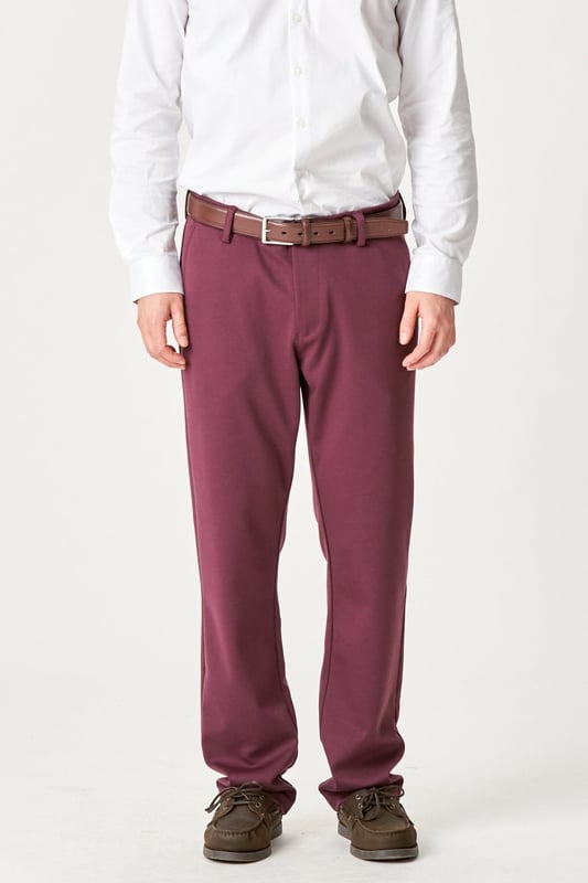 Experimente comodidad y estilo con los pantalones The Original Performance (Regular) - Borgoña. Perfecto para cualquier hombre que quiera funcionalidad y buena apariencia. Confeccionados con una lujosa mezcla de 75 poliéster, 22 viscosa y 3 elastano, estos pantalones ofrecen durabilidad y flexibilidad. Los pantalones están diseñados con un corte regular que garantiza un uso cómodo durante todo el día. El sofisticado color burdeos añade elegancia y versatilidad atemporales a tu guardarropa. Perfecto tanto para ocasiones formales como informales.