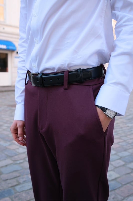 Experimente comodidad y estilo con los pantalones The Original Performance (Regular) - Borgoña. Perfecto para cualquier hombre que quiera funcionalidad y buena apariencia. Confeccionados con una lujosa mezcla de 75 poliéster, 22 viscosa y 3 elastano, estos pantalones ofrecen durabilidad y flexibilidad. Los pantalones están diseñados con un corte regular que garantiza un uso cómodo durante todo el día. El sofisticado color burdeos añade elegancia y versatilidad atemporales a tu guardarropa. Perfecto tanto para ocasiones formales como informales.