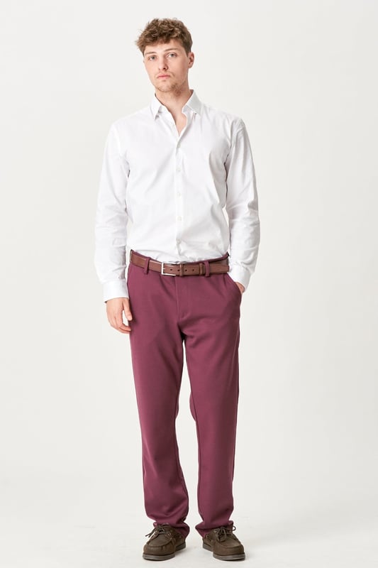 Experimente comodidad y estilo con los pantalones The Original Performance (Regular) - Borgoña. Perfecto para cualquier hombre que quiera funcionalidad y buena apariencia. Confeccionados con una lujosa mezcla de 75 poliéster, 22 viscosa y 3 elastano, estos pantalones ofrecen durabilidad y flexibilidad. Los pantalones están diseñados con un corte regular que garantiza un uso cómodo durante todo el día. El sofisticado color burdeos añade elegancia y versatilidad atemporales a tu guardarropa. Perfecto tanto para ocasiones formales como informales.
