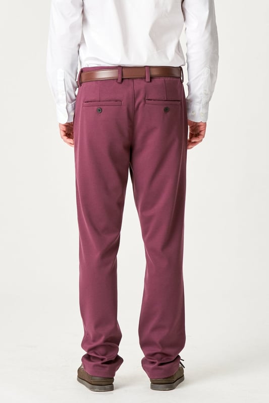 Experimente comodidad y estilo con los pantalones The Original Performance (Regular) - Borgoña. Perfecto para cualquier hombre que quiera funcionalidad y buena apariencia. Confeccionados con una lujosa mezcla de 75 poliéster, 22 viscosa y 3 elastano, estos pantalones ofrecen durabilidad y flexibilidad. Los pantalones están diseñados con un corte regular que garantiza un uso cómodo durante todo el día. El sofisticado color burdeos añade elegancia y versatilidad atemporales a tu guardarropa. Perfecto tanto para ocasiones formales como informales.