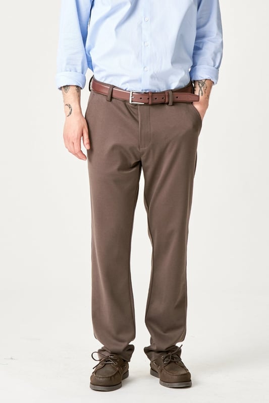 Los pantalones Original Performance (Regular) - Marrón oscuro son la opción ideal para el hombre moderno. Creados para ofrecer la máxima comodidad y estilo, estos pantalones ofrecen un ajuste versátil para adaptarse a cualquier ocasión. La combinación de diseño innovador y materiales de primera calidad garantiza que siempre te sientas en la cima. Ya sea que estés en la oficina o en una noche informal, estos pantalones te darán un look sofisticado con un toque práctico. Confeccionado cuidadosamente con poliéster, viscosa y elastano, puedes esperar una libertad de movimiento óptima sin comprometer el estilo. Mejora tu guardarropa con un clásico atemporal que nunca te decepcionará.