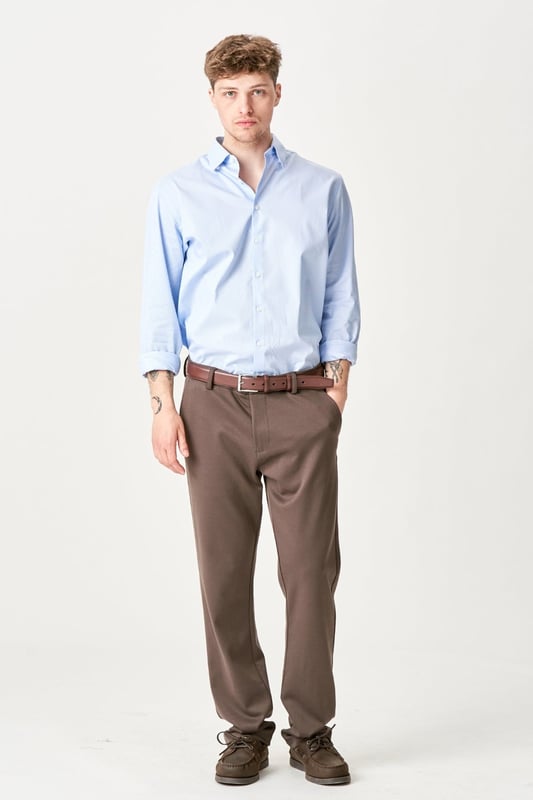 Los pantalones Original Performance (Regular) - Marrón oscuro son la opción ideal para el hombre moderno. Creados para ofrecer la máxima comodidad y estilo, estos pantalones ofrecen un ajuste versátil para adaptarse a cualquier ocasión. La combinación de diseño innovador y materiales de primera calidad garantiza que siempre te sientas en la cima. Ya sea que estés en la oficina o en una noche informal, estos pantalones te darán un look sofisticado con un toque práctico. Confeccionado cuidadosamente con poliéster, viscosa y elastano, puedes esperar una libertad de movimiento óptima sin comprometer el estilo. Mejora tu guardarropa con un clásico atemporal que nunca te decepcionará.