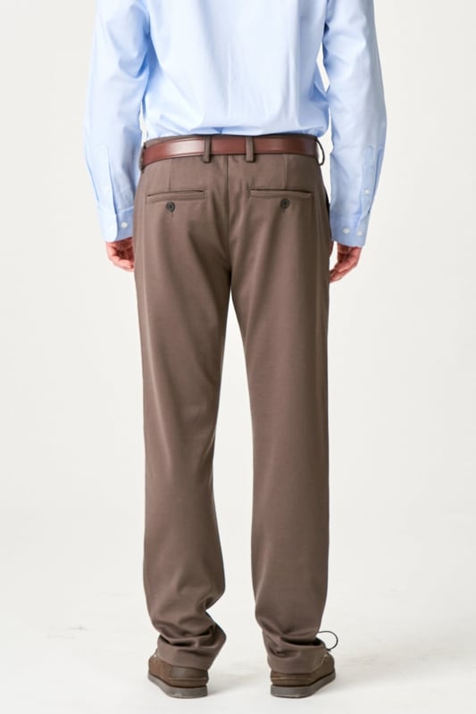 Los pantalones Original Performance (Regular) - Marrón oscuro son la opción ideal para el hombre moderno. Creados para ofrecer la máxima comodidad y estilo, estos pantalones ofrecen un ajuste versátil para adaptarse a cualquier ocasión. La combinación de diseño innovador y materiales de primera calidad garantiza que siempre te sientas en la cima. Ya sea que estés en la oficina o en una noche informal, estos pantalones te darán un look sofisticado con un toque práctico. Confeccionado cuidadosamente con poliéster, viscosa y elastano, puedes esperar una libertad de movimiento óptima sin comprometer el estilo. Mejora tu guardarropa con un clásico atemporal que nunca te decepcionará.