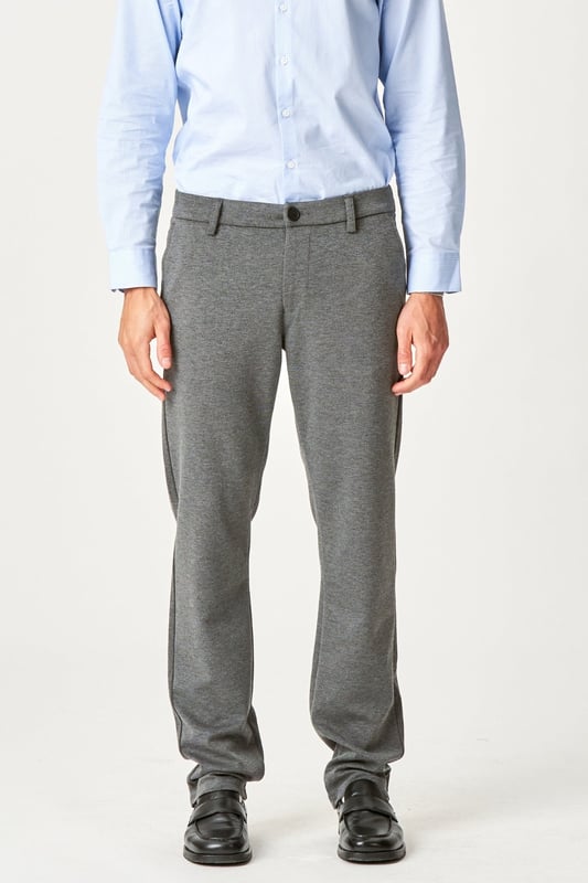 Entdecken Sie unsere The Original Performance Pants (Regular) – Dunkelgrau für Herren. Diese Hose vereint Stil und Komfort und eignet sich sowohl für die Arbeit als auch für Freizeitmomente. Mit ihrer vielseitigen Passform und ihrem schlanken Design sind sie ein Muss in der Garderobe eines jeden Mannes. Machen Sie sich bereit, den ganzen Tag über mit unübertroffenem Komfort zu beeindrucken.