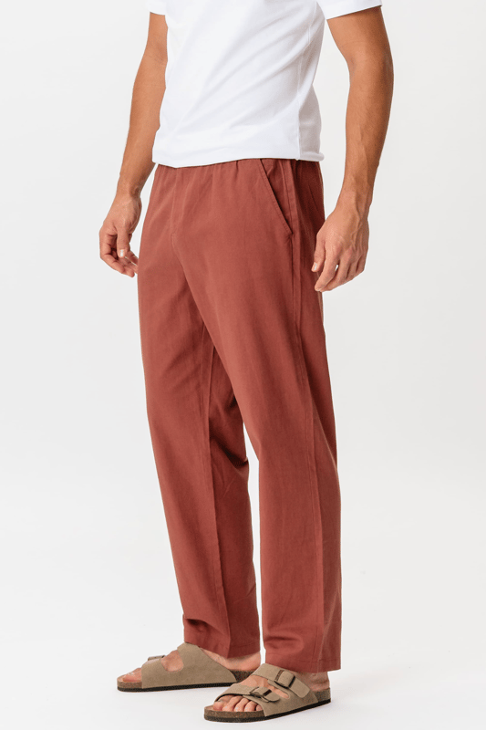 Experimente la mejor combinación de estilo y comodidad con los pantalones de lino de TeeShoppen - Terracota para hombres. Estos pantalones están confeccionados con una lujosa mezcla de 70 % algodón y 30 % lino, lo que proporciona un ajuste ligero y transpirable, perfecto para todas las estaciones. El cálido color terracota añade un toque sofisticado que puede combinarse fácilmente con su guardarropa actual. Diseñados para el hombre moderno que aprecia la calidad y la moda atemporal, estos pantalones son ideales tanto para uso informal como formal. Con el compromiso de TeeShoppen con la satisfacción del cliente, podrá disfrutar de una entrega rápida, una política de cambio de 101 días y una garantía de precio. Tu experiencia de compra siempre es segura con nosotros. Haz de los pantalones de lino Terracotta un elemento básico en tu guardarropa hoy y experimenta un nuevo estándar en la moda masculina.