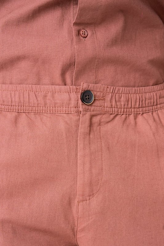 Experimente la mejor combinación de estilo y comodidad con los pantalones de lino de TeeShoppen - Terracota para hombres. Estos pantalones están confeccionados con una lujosa mezcla de 70 % algodón y 30 % lino, lo que proporciona un ajuste ligero y transpirable, perfecto para todas las estaciones. El cálido color terracota añade un toque sofisticado que puede combinarse fácilmente con su guardarropa actual. Diseñados para el hombre moderno que aprecia la calidad y la moda atemporal, estos pantalones son ideales tanto para uso informal como formal. Con el compromiso de TeeShoppen con la satisfacción del cliente, podrá disfrutar de una entrega rápida, una política de cambio de 101 días y una garantía de precio. Tu experiencia de compra siempre es segura con nosotros. Haz de los pantalones de lino Terracotta un elemento básico en tu guardarropa hoy y experimenta un nuevo estándar en la moda masculina.