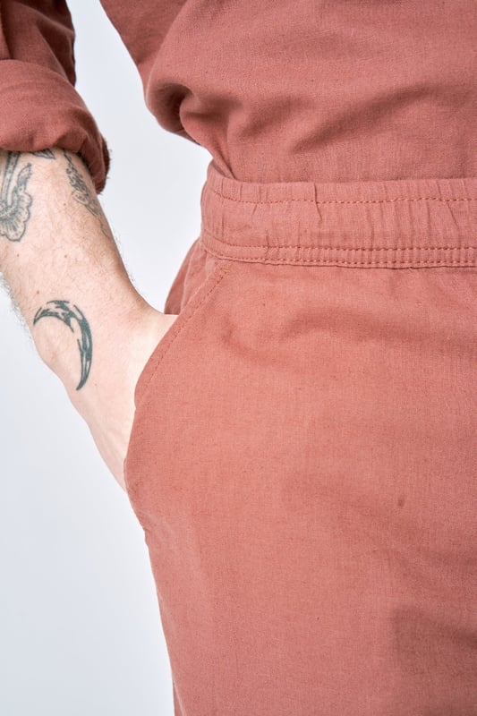 Experimente la mejor combinación de estilo y comodidad con los pantalones de lino de TeeShoppen - Terracota para hombres. Estos pantalones están confeccionados con una lujosa mezcla de 70 % algodón y 30 % lino, lo que proporciona un ajuste ligero y transpirable, perfecto para todas las estaciones. El cálido color terracota añade un toque sofisticado que puede combinarse fácilmente con su guardarropa actual. Diseñados para el hombre moderno que aprecia la calidad y la moda atemporal, estos pantalones son ideales tanto para uso informal como formal. Con el compromiso de TeeShoppen con la satisfacción del cliente, podrá disfrutar de una entrega rápida, una política de cambio de 101 días y una garantía de precio. Tu experiencia de compra siempre es segura con nosotros. Haz de los pantalones de lino Terracotta un elemento básico en tu guardarropa hoy y experimenta un nuevo estándar en la moda masculina.