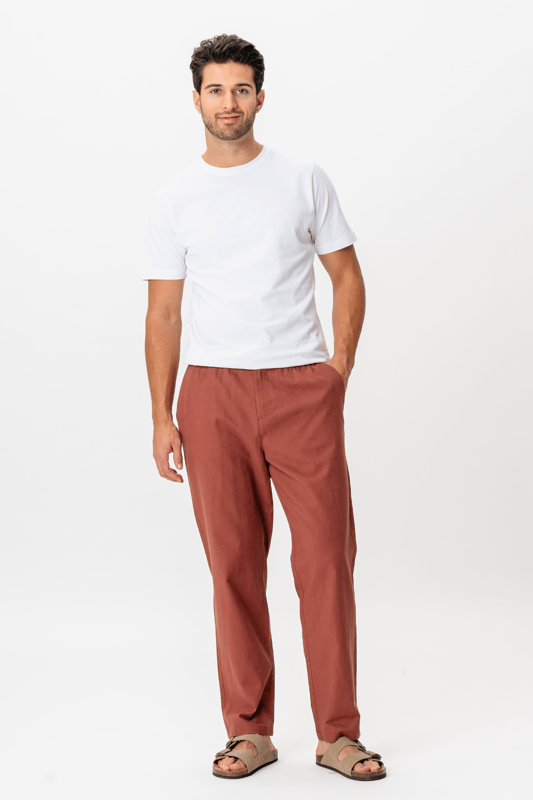 Experimente la mejor combinación de estilo y comodidad con los pantalones de lino de TeeShoppen - Terracota para hombres. Estos pantalones están confeccionados con una lujosa mezcla de 70 % algodón y 30 % lino, lo que proporciona un ajuste ligero y transpirable, perfecto para todas las estaciones. El cálido color terracota añade un toque sofisticado que puede combinarse fácilmente con su guardarropa actual. Diseñados para el hombre moderno que aprecia la calidad y la moda atemporal, estos pantalones son ideales tanto para uso informal como formal. Con el compromiso de TeeShoppen con la satisfacción del cliente, podrá disfrutar de una entrega rápida, una política de cambio de 101 días y una garantía de precio. Tu experiencia de compra siempre es segura con nosotros. Haz de los pantalones de lino Terracotta un elemento básico en tu guardarropa hoy y experimenta un nuevo estándar en la moda masculina.