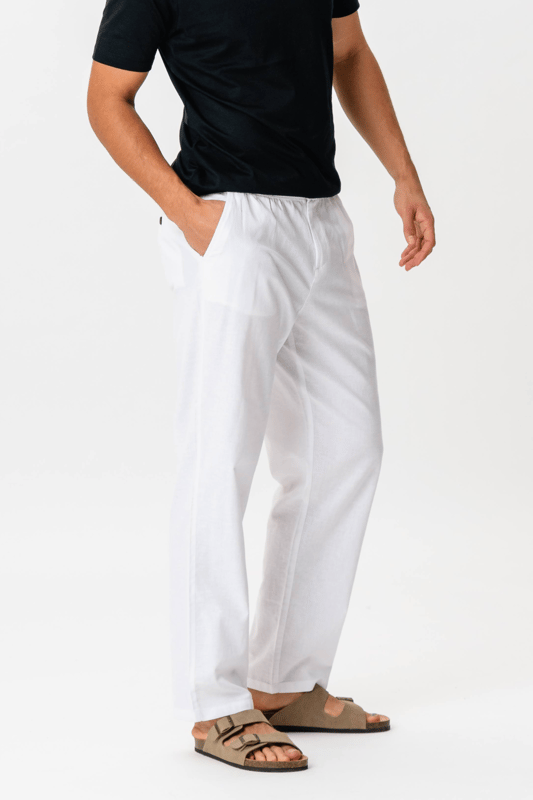 Dale a tu guardarropa un impulso elegante y aireado con nuestros pantalones de lino en blanco para hombre. Estos pantalones de lino son perfectos tanto para ocasiones informales como formales, gracias a su aspecto clásico y su ajuste cómodo. Confeccionados con un 70% de algodón y un 30% de lino, ofrecen comodidad y transpirabilidad, lo que es ideal para los días calurosos. Ya sea que vayas a la oficina o disfrutes de un día en la playa, estos pantalones te asegurarán un aspecto seguro y elegante. Asegure un guardarropa atemporal con nuestros pantalones de lino que pueden combinarse fácilmente con cualquier top o camisa. Haga su pedido ahora y experimente una entrega ultrarrápida, un cambio en 101 días y nuestra garantía de precio, para que pueda comprar con tranquilidad.
