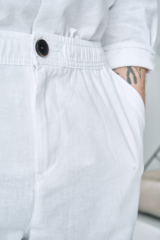 Dale a tu guardarropa un impulso elegante y aireado con nuestros pantalones de lino en blanco para hombre. Estos pantalones de lino son perfectos tanto para ocasiones informales como formales, gracias a su aspecto clásico y su ajuste cómodo. Confeccionados con un 70% de algodón y un 30% de lino, ofrecen comodidad y transpirabilidad, lo que es ideal para los días calurosos. Ya sea que vayas a la oficina o disfrutes de un día en la playa, estos pantalones te asegurarán un aspecto seguro y elegante. Asegure un guardarropa atemporal con nuestros pantalones de lino que pueden combinarse fácilmente con cualquier top o camisa. Haga su pedido ahora y experimente una entrega ultrarrápida, un cambio en 101 días y nuestra garantía de precio, para que pueda comprar con tranquilidad.