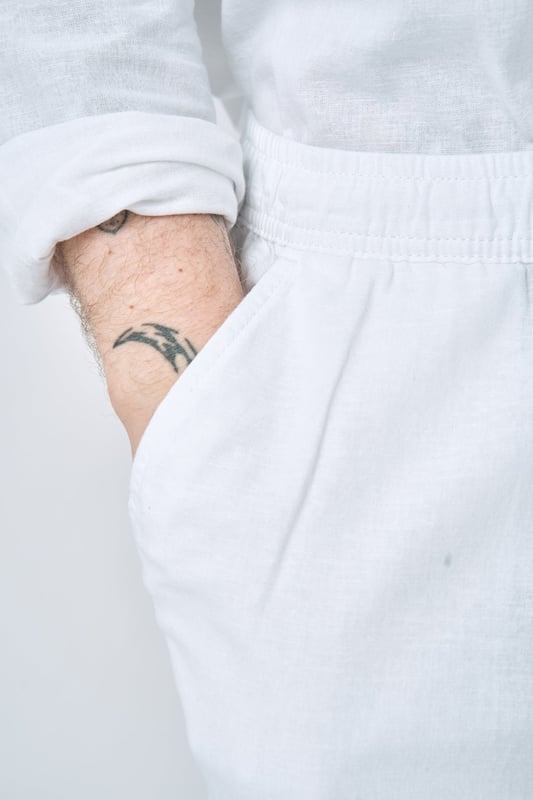 Dale a tu guardarropa un impulso elegante y aireado con nuestros pantalones de lino en blanco para hombre. Estos pantalones de lino son perfectos tanto para ocasiones informales como formales, gracias a su aspecto clásico y su ajuste cómodo. Confeccionados con un 70% de algodón y un 30% de lino, ofrecen comodidad y transpirabilidad, lo que es ideal para los días calurosos. Ya sea que vayas a la oficina o disfrutes de un día en la playa, estos pantalones te asegurarán un aspecto seguro y elegante. Asegure un guardarropa atemporal con nuestros pantalones de lino que pueden combinarse fácilmente con cualquier top o camisa. Haga su pedido ahora y experimente una entrega ultrarrápida, un cambio en 101 días y nuestra garantía de precio, para que pueda comprar con tranquilidad.
