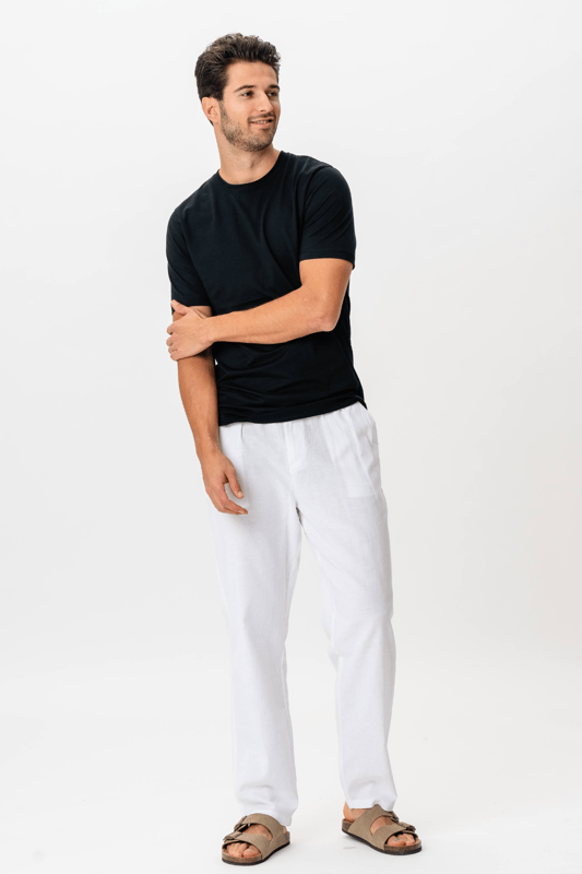Dale a tu guardarropa un impulso elegante y aireado con nuestros pantalones de lino en blanco para hombre. Estos pantalones de lino son perfectos tanto para ocasiones informales como formales, gracias a su aspecto clásico y su ajuste cómodo. Confeccionados con un 70% de algodón y un 30% de lino, ofrecen comodidad y transpirabilidad, lo que es ideal para los días calurosos. Ya sea que vayas a la oficina o disfrutes de un día en la playa, estos pantalones te asegurarán un aspecto seguro y elegante. Asegure un guardarropa atemporal con nuestros pantalones de lino que pueden combinarse fácilmente con cualquier top o camisa. Haga su pedido ahora y experimente una entrega ultrarrápida, un cambio en 101 días y nuestra garantía de precio, para que pueda comprar con tranquilidad.
