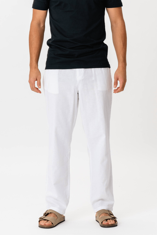 Dale a tu guardarropa un impulso elegante y aireado con nuestros pantalones de lino en blanco para hombre. Estos pantalones de lino son perfectos tanto para ocasiones informales como formales, gracias a su aspecto clásico y su ajuste cómodo. Confeccionados con un 70% de algodón y un 30% de lino, ofrecen comodidad y transpirabilidad, lo que es ideal para los días calurosos. Ya sea que vayas a la oficina o disfrutes de un día en la playa, estos pantalones te asegurarán un aspecto seguro y elegante. Asegure un guardarropa atemporal con nuestros pantalones de lino que pueden combinarse fácilmente con cualquier top o camisa. Haga su pedido ahora y experimente una entrega ultrarrápida, un cambio en 101 días y nuestra garantía de precio, para que pueda comprar con tranquilidad.