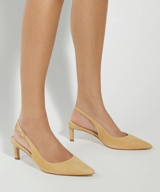 Breng je schoenencollectie naar een hoger niveau met Celinna en voeg binnen de kortste tijd een elegante draai toe aan al je outfits. Of je nu naar een chique diner gaat of een belangrijke vergadering op de agenda hebt, de puntige neus, kitten heel en de slingback sluiting bieden de perfecte balans tussen elegantie en gemak.