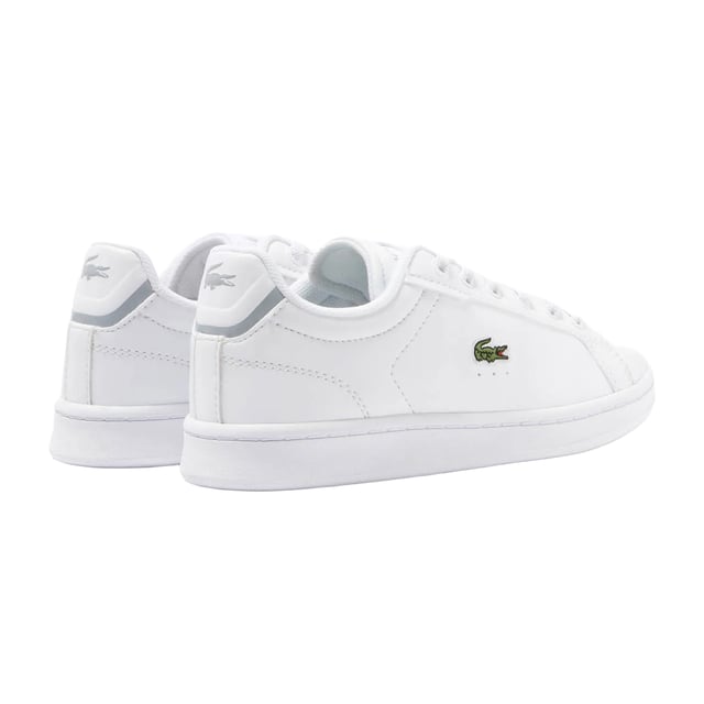 Marke: Lacoste. Obermaterial: PU (Polyurethan), Synthetischer Stoff. Futterstoff: Polyester, Synthetischer Stoff. Einlegesohle: Mit Markenzeichen, Polyester. Laufsohle: Ortholite-Sohle, Gummi. Ösen: 6. Gewebetechnik: Atmungsaktiv. Kunstleder Lasche. Absatz: Flach. niedrig geschnitten. Design: Gesticktes Logo, Unifarben. Zehenstil: Rund. Zum Schnüren.