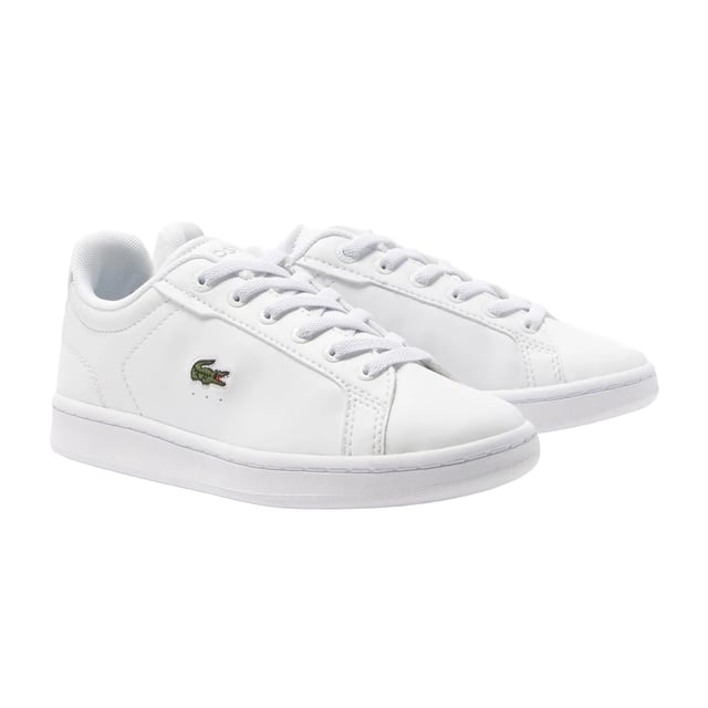 Marke: Lacoste. Obermaterial: PU (Polyurethan), Synthetischer Stoff. Futterstoff: Polyester, Synthetischer Stoff. Einlegesohle: Mit Markenzeichen, Polyester. Laufsohle: Ortholite-Sohle, Gummi. Ösen: 6. Gewebetechnik: Atmungsaktiv. Kunstleder Lasche. Absatz: Flach. niedrig geschnitten. Design: Gesticktes Logo, Unifarben. Zehenstil: Rund. Zum Schnüren.