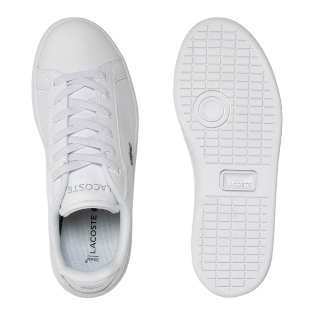 Marke: Lacoste. Obermaterial: PU (Polyurethan), Synthetischer Stoff. Futterstoff: Polyester, Synthetischer Stoff. Einlegesohle: Mit Markenzeichen, Polyester. Laufsohle: Ortholite-Sohle, Gummi. Ösen: 6. Gewebetechnik: Atmungsaktiv. Kunstleder Lasche. Absatz: Flach. niedrig geschnitten. Design: Gesticktes Logo, Unifarben. Zehenstil: Rund. Zum Schnüren.