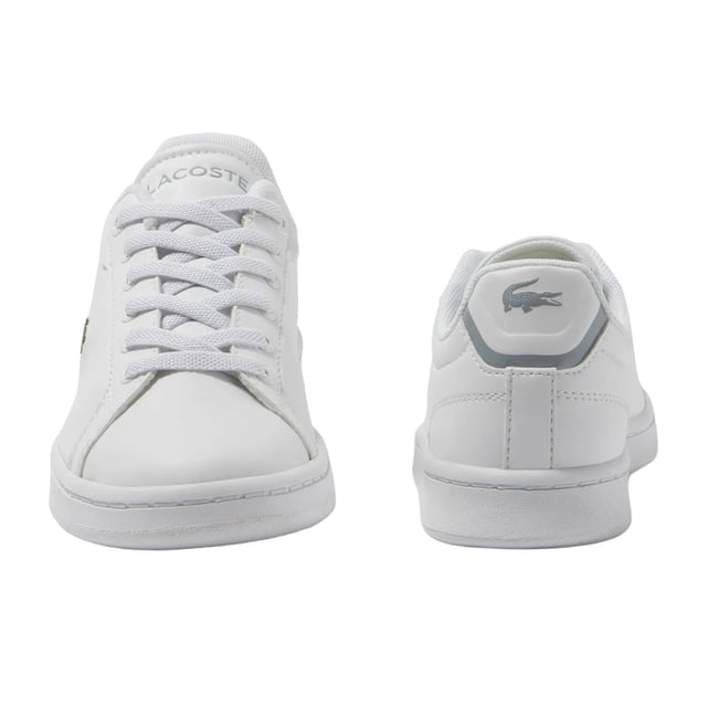 Marke: Lacoste. Obermaterial: PU (Polyurethan), Synthetischer Stoff. Futterstoff: Polyester, Synthetischer Stoff. Einlegesohle: Mit Markenzeichen, Polyester. Laufsohle: Ortholite-Sohle, Gummi. Ösen: 6. Gewebetechnik: Atmungsaktiv. Kunstleder Lasche. Absatz: Flach. niedrig geschnitten. Design: Gesticktes Logo, Unifarben. Zehenstil: Rund. Zum Schnüren.