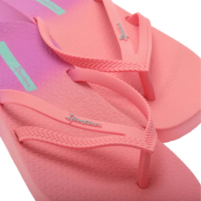 Bovenstuk: PVC, Synthetisch. Stof: Zachte aanraking. Buitenzool: Synthetisch. Gevoerd voetbed. Vlakke. Ontwerp: Logo, tweekleurig. Teenstijl: Open. Sluiting: Slip-on.