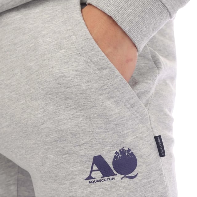 100% Baumwolle. Design: Logo. Taschenart: Zwei Seitentaschen, 2 Taschen hinten. Taille: anpassbar, mit Kordelzug. Saum: Elastisch.